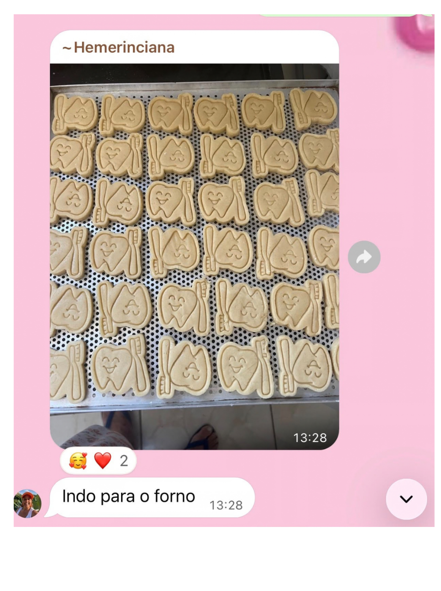 Foto enviada pela aluno Hemerinciana: bandeja de biscoitos carimbados indo para o forno
